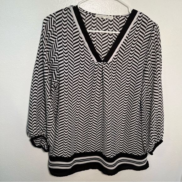 Violet & Claire V-Neck Blouse Black White Geometric - Picture 3 of 13